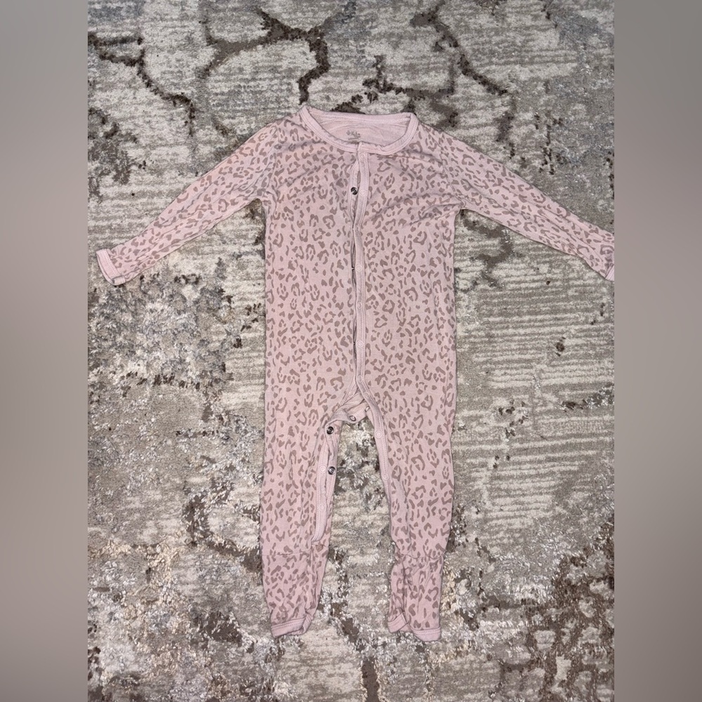 Kyte BABY blush leopard snap romper